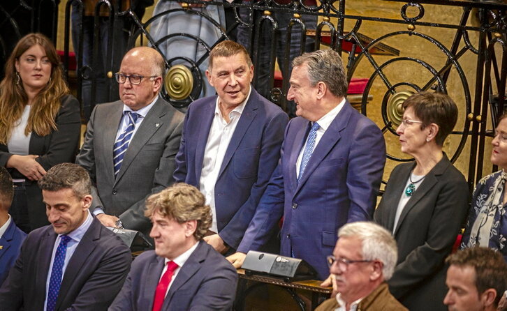 Arnaldo Otegi eta Aitor Esteban, elkarrekin solasean, «atsegin», asteleheneko Gernikako saioan.