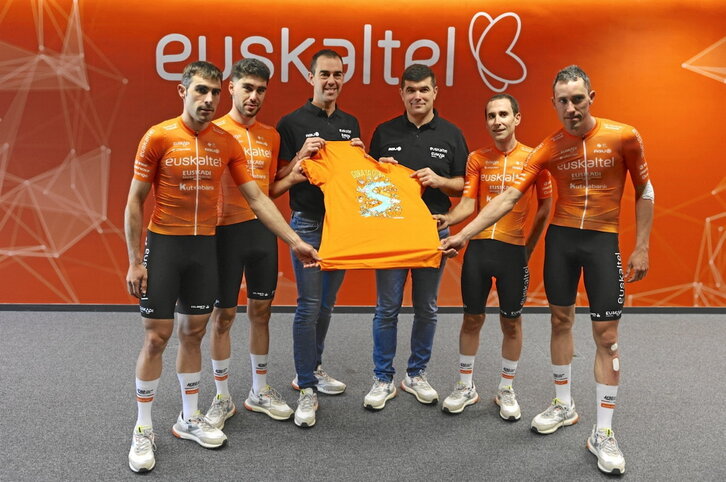 Euskaltel-Euskadiren taldea eta elastikoaren aurkezpena, atzo, Derion.