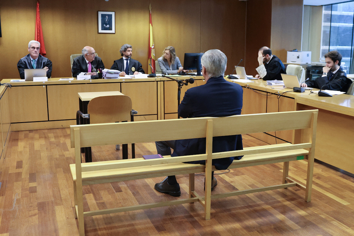 Carlo Ancelotti, sentado en el banquillo de la Audiencia Provincial de Madrid.