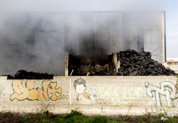 Neumáticos en la planta que sigue afectada por las llamas este miércoles.