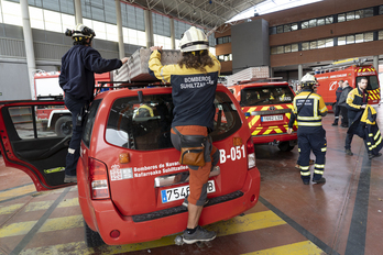 Bomberos forestales en el parque de Cordovilla.