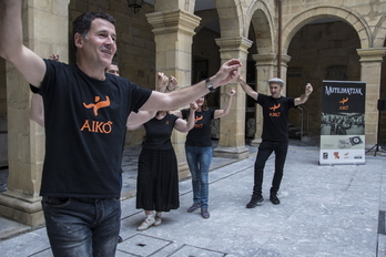 Aiko taldeko dantzariak, artxiboko irudian.