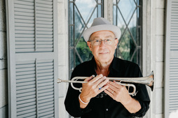 El trompetista Dave Douglas.