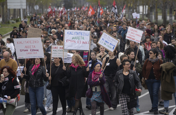 La movilización del profesorado se ha centralizado hoy en Gasteiz y ha terminado ante la sede de Lakua.