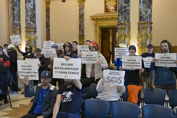 Protesta de los bomberos en el Pleno del Ayuntamiento de Donostia la pasada semana.