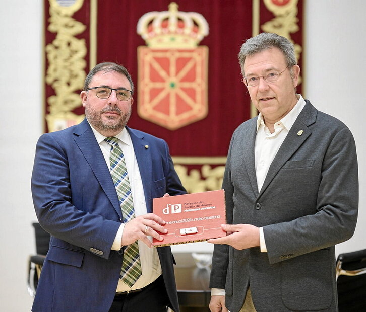Unai Hualde recibe el informe de manos del Defensor Patxi Vera.