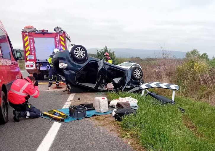 El vehículo en el que viajaban la fallecida y las dos heridas en Lerin.