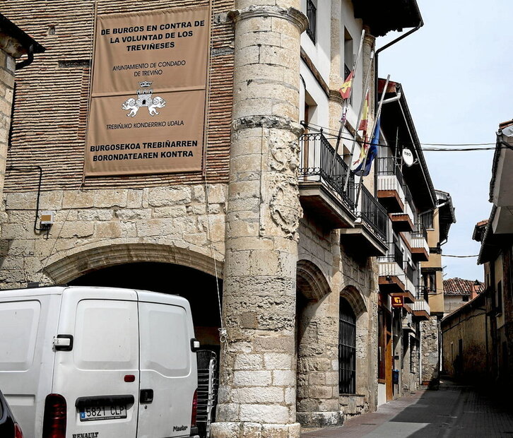 Casa Consistorial de Trebiñu, con un cartel que denuncia su situación.