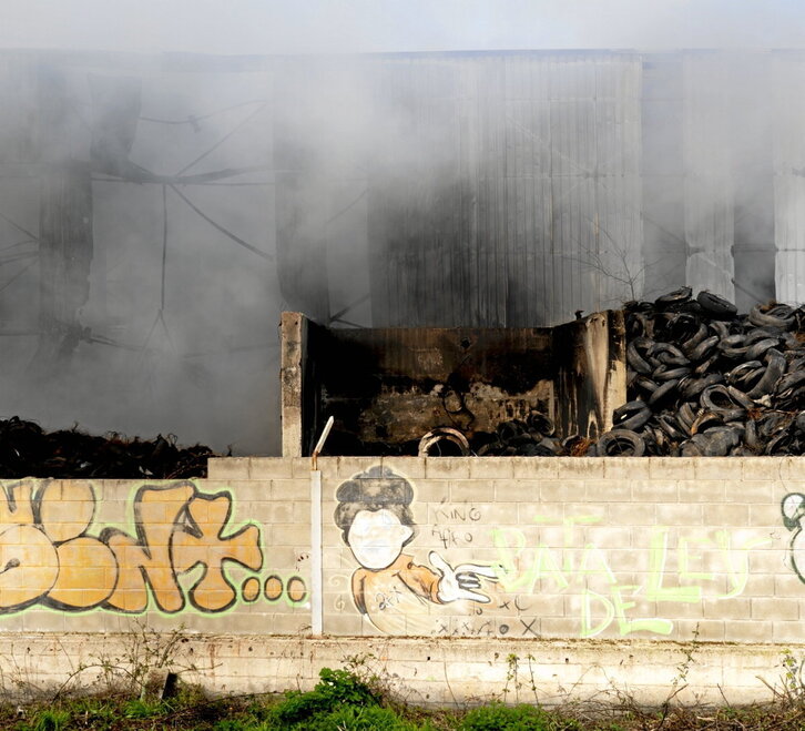 El incendio saltó del pabellón y quemó neumáticos almacenados en un taller cercano.