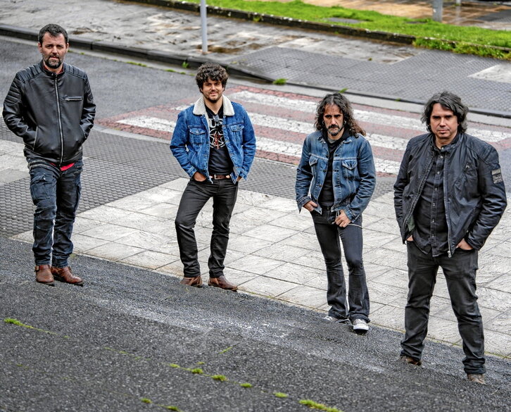 Latzen taldea bueltan da, 17 urteren ostean.