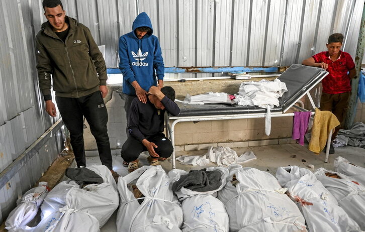 Palestinos lloran ante los cuerpos de familiares, entre ellos varios menores, a los que Israel mató en Beit Lahia.
