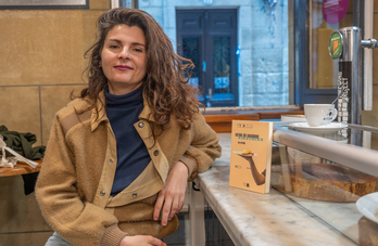 Ana Geranios posa con su libro en un bar de Donostia.