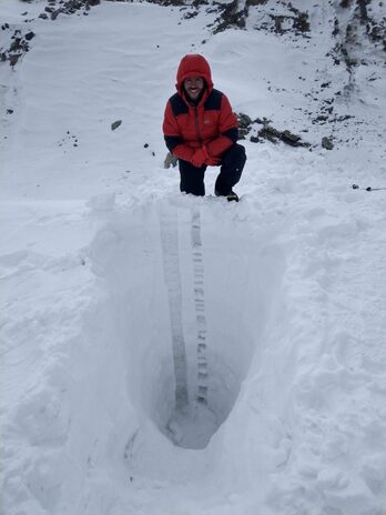 Elur putzuetan laginak hartu zituzten ikertzaileek.