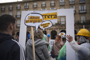 Hamarnaka euskaltzale Bilboko Plaz Berrian elkartu ziren «erdalduntze makina» agerian jartzeko.