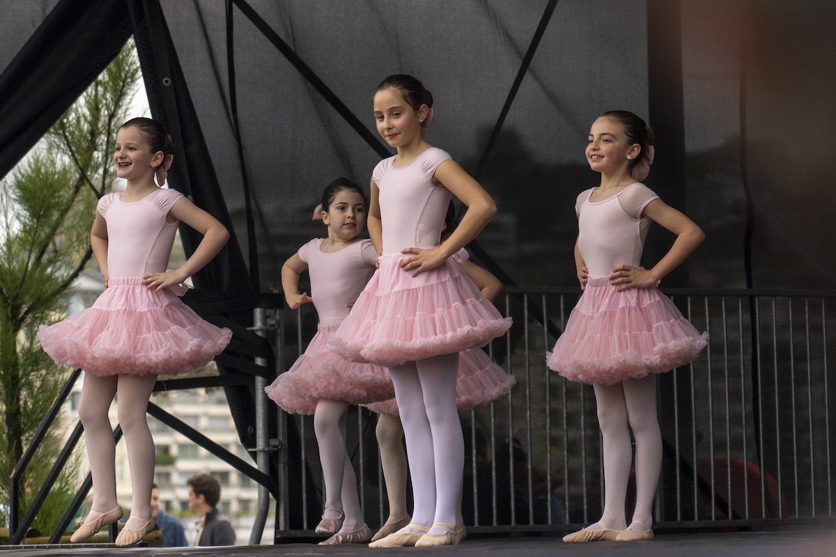 Dantzari gazteak, barrari heltzeko prest.