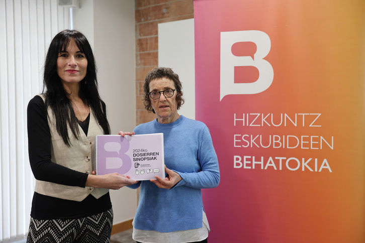 Agurne Gaubeka eta Garbiñe Petriati, txostenaren aurkezpenean.