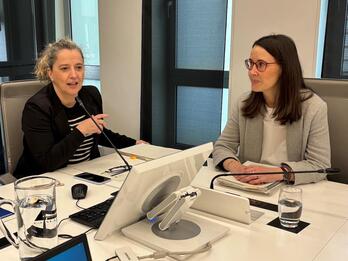 Itziar Agirre e Irune Yarza, en las Juntas Generales de Gipuzkoa.