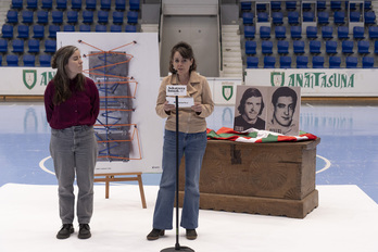 Lur Albizu y Kizkitza Gil de San Vicente posan junto al cartel creado por Sahatsa Jauregi para el evento que celebrará Sortu en Iruñea el 27 de septiembre.