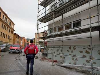 Imagen de un agente de la Policía Foral en el lugar de los hechos. 