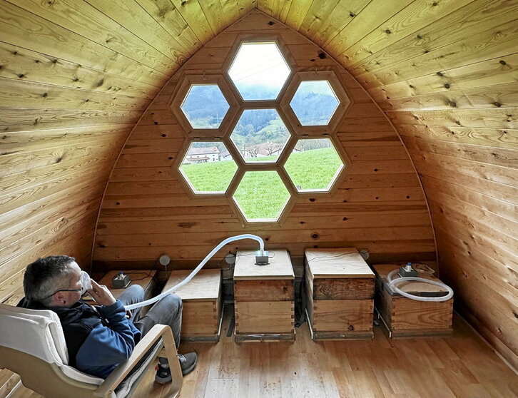 Irudian Joxe Manuel Atxaga eta Eladi Balerdi, erleterapiaren aldeko apustua egin duten bazkideak.