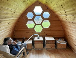 Irudian Joxe Manuel Atxaga eta Eladi Balerdi, erleterapiaren aldeko apustua egin duten bazkideak.