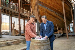 Albaolako Xabier Agote eta AZTIko Rogelio Pozo, hitzarmena sinatzen.