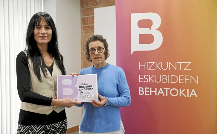 Agurne Gaubeka eta Garbiñe Petriati, txostenaren aurkezpenean.