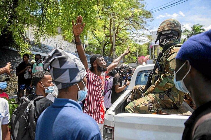 Un haitiano gesticula ante los militares durante la manifestación en Puerto Príncipe.