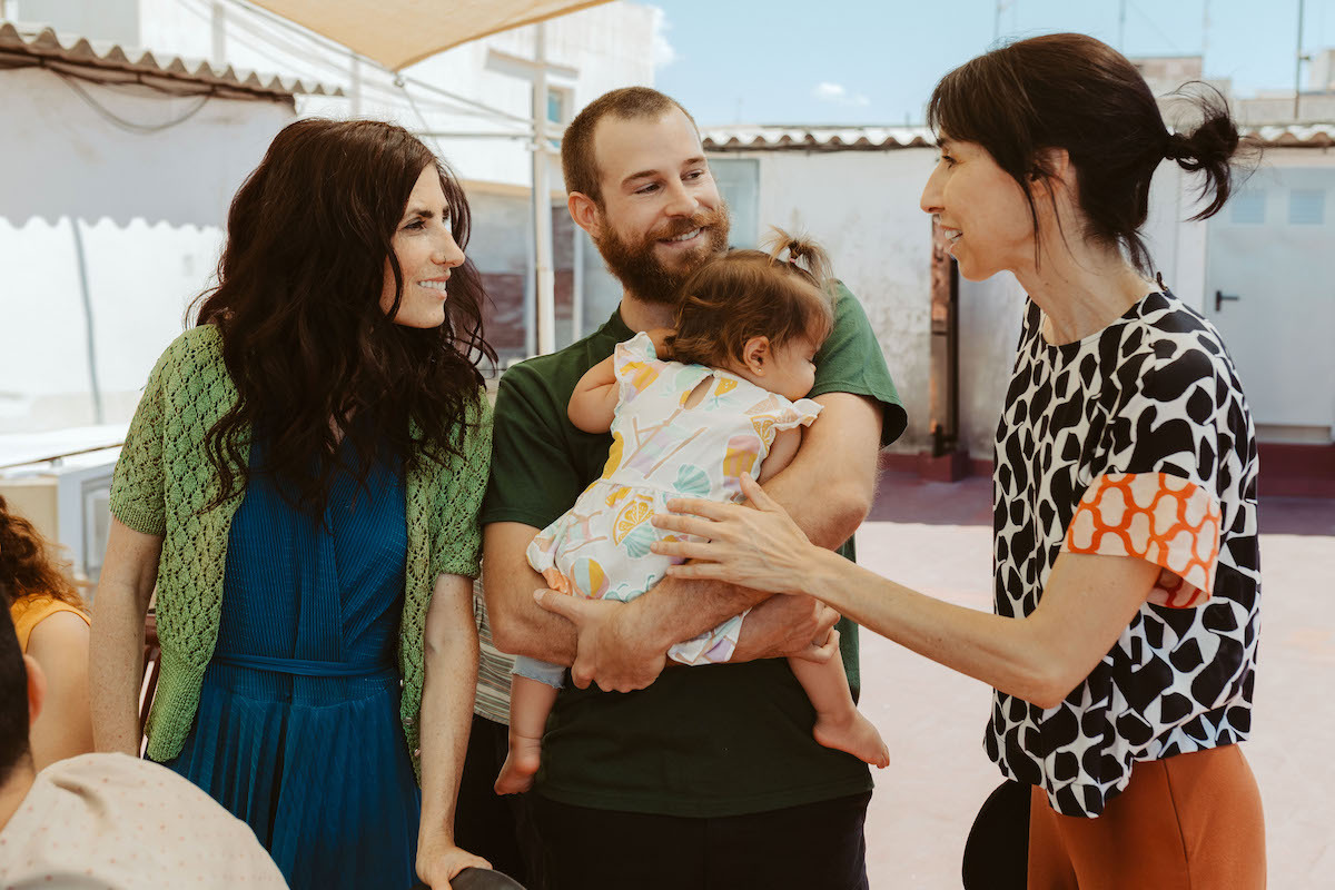 La directora Eva Libertad, junto a los protagonistas.