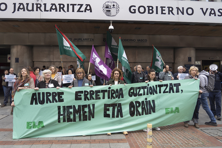 Lakuaren Bilboko egoitzan ELAk egindako elkarretaratzea.