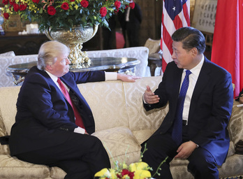 Imagen de archivo de un encuentro entre Donald Trump y Xi Jinping