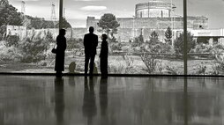 La muestra «Escala 1:1» de Ixone Sádaba, basada en su investigación fotográfica sobre la central nuclear de Lemoiz, estará en la Alhóndiga hasta el 27 de abril.