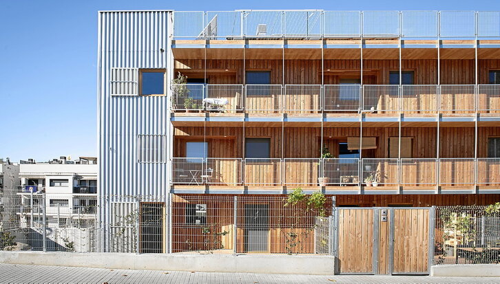 En las imágenes se aprecian los espacios exteriores de relación en las fachadas del conjunto residencial. También, las zonas ajardinadas con huertas para la producción alimentaria de la comunidad.