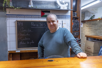 Josean Villanueva, en la barra del local del París 365 en la calle San Lorenzo.