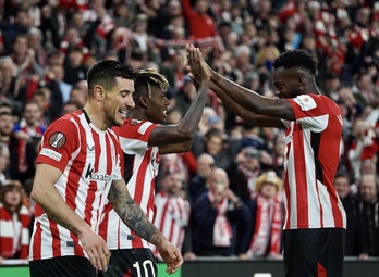 Yuri Berchiche, de celebración con los hermanos Williams en el duelo ante la Roma.