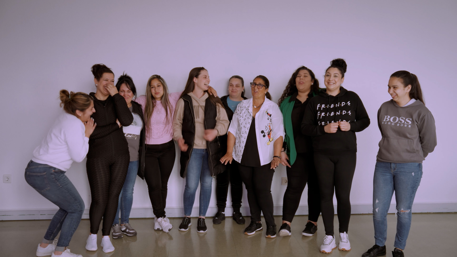 Janire Goikoetxea (tercera por la derecha), durante en el rodaje. (GARIZA PRODUCCIONES)