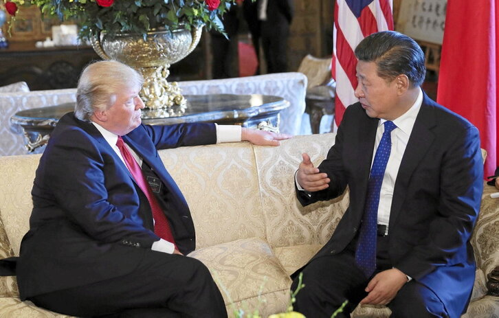 Imagen de archivo de un encuentro entre Donald Trump y Xi Jinping.