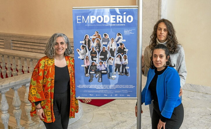 Lara Izagirre, junto a la actriz Naiara Carmona y la compositora Paula Olaz, autora de la banda sonora.