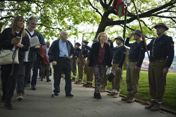 Gernikako batzarretxean ere egin diete harrera Gernikako Batailoiko borrokalarien ondorengoei. Une hunkigarriak izan dira.