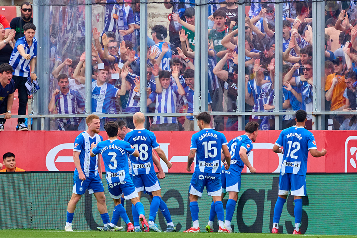 Los jugadores del Alavés celebran con su afición el gol de Vicente.
