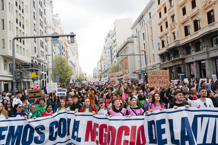 Decenas de personas se han manifestado por la vivienda en Madrid.