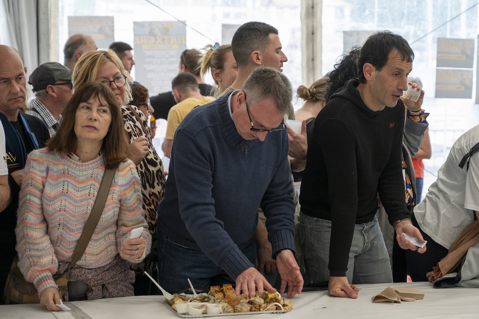 Jendetza, pintxoak dastatzeko gogotsu.