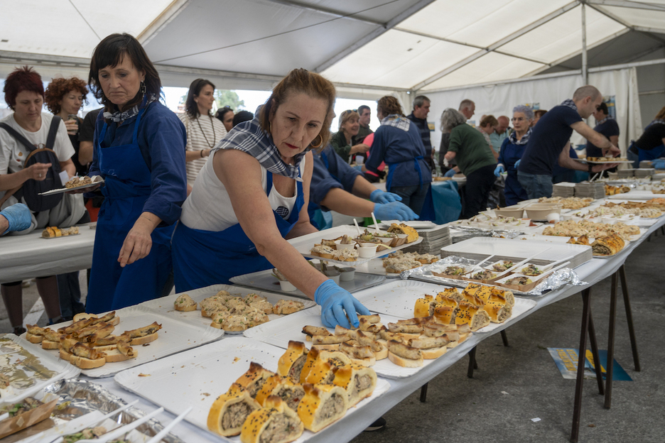 Zerbitzariak pintxo artean.