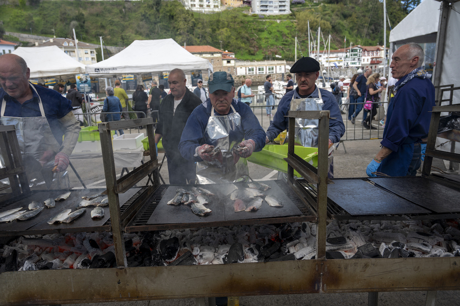 Ke artean, berdela sukaldatzen.