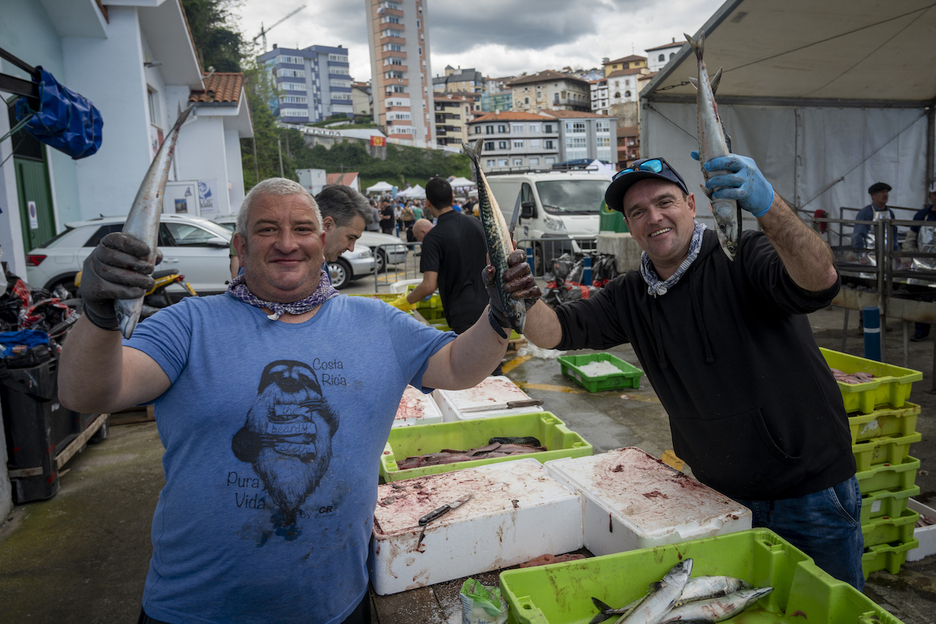 Bi mutrikuar, pozik, berdela eskuetan dutela.
