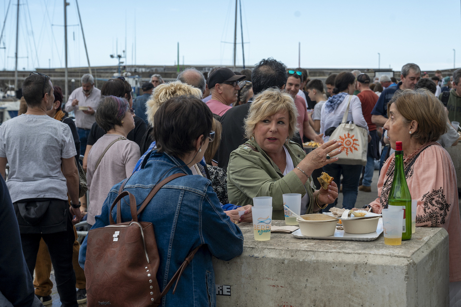Jendetza, pintxoak dastatzen.