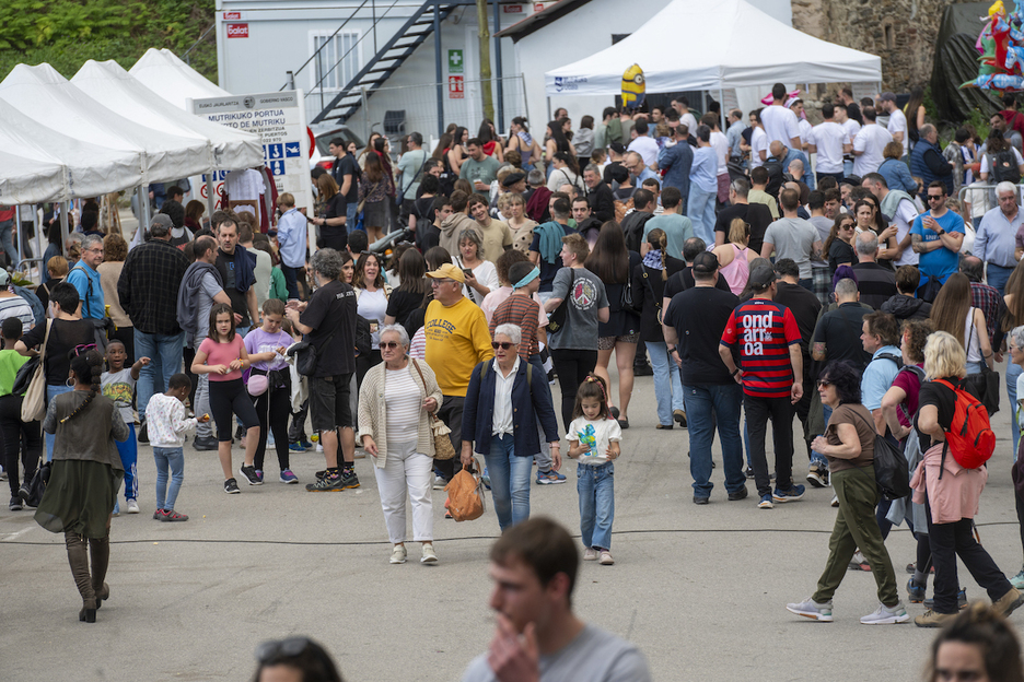 Mutrikuko portuko giroa, berdel dastaketan.