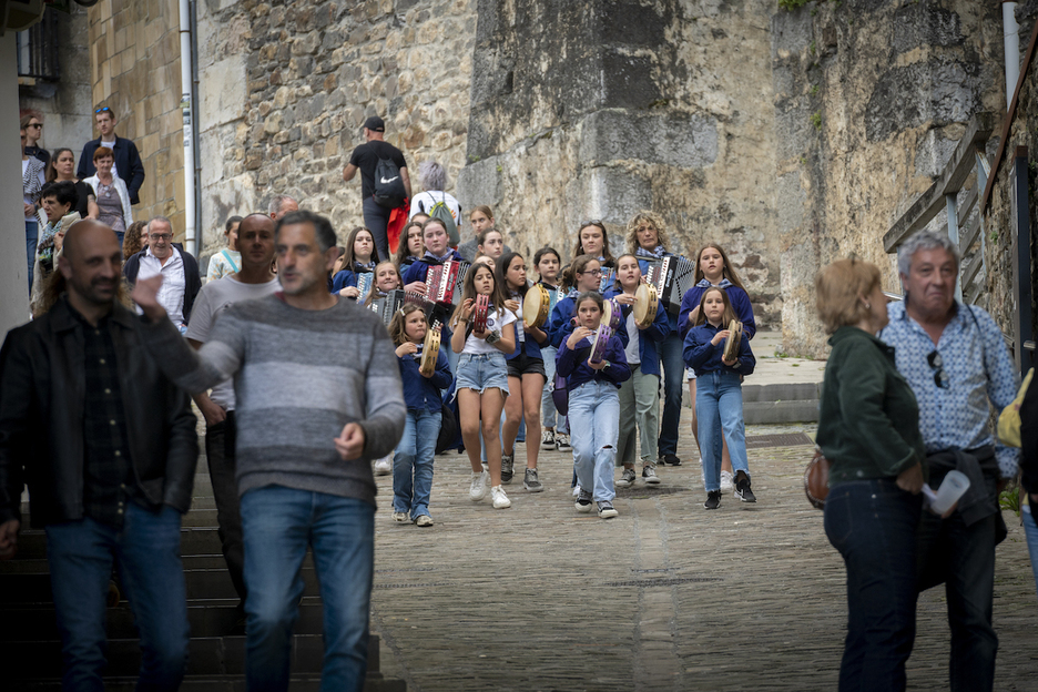 Trikitilariak, portura jaisten.