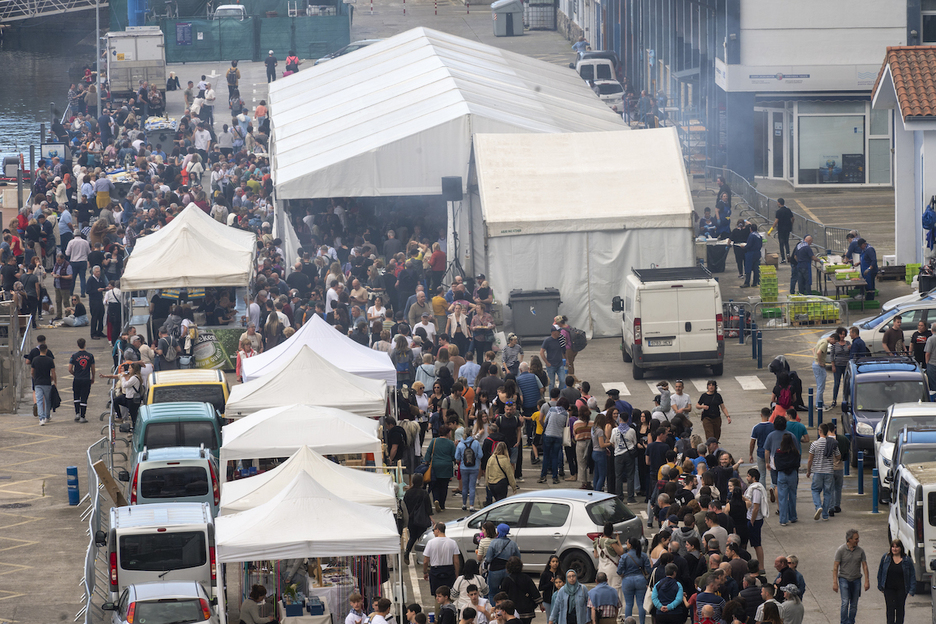 Jendetza bildu da Mutrikuko portuan.