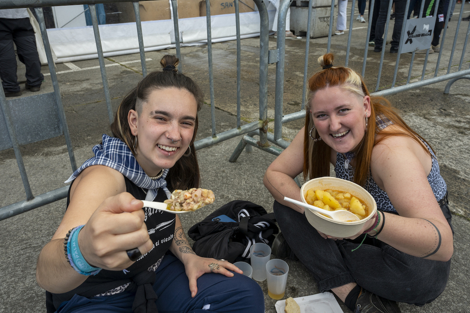 Berdel marmitakoa dastatzeko irrikaz. 